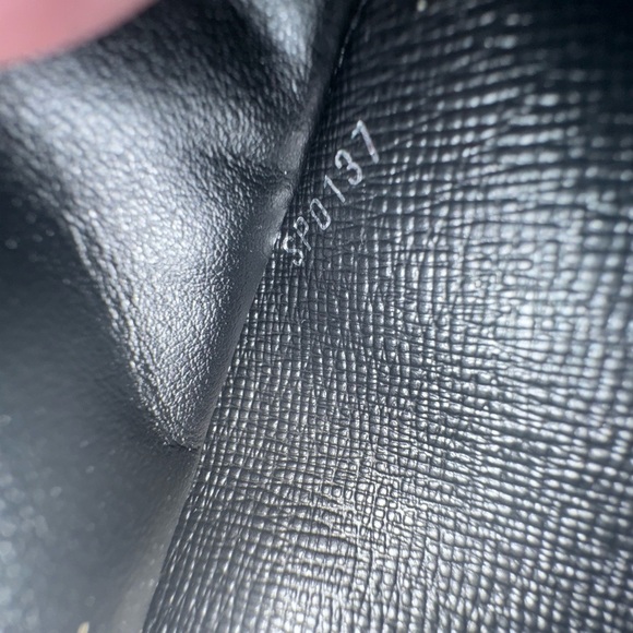 Authentic LV Epi Leather Wallet in excellent new condition. Used only once. - Picture 8 of 8